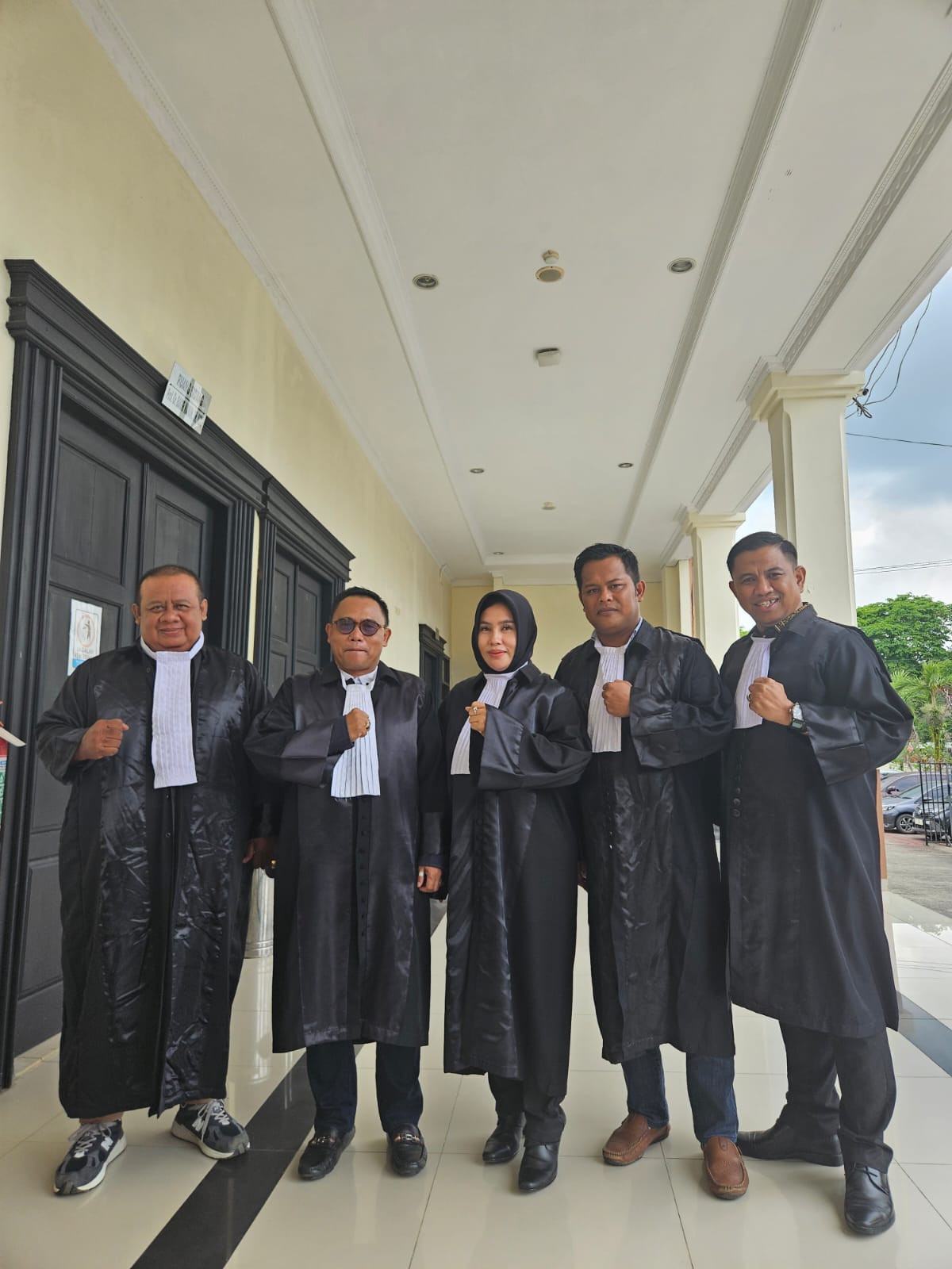 Tim advokat Teguh Adi Nugraha & Partners di area pengadilan