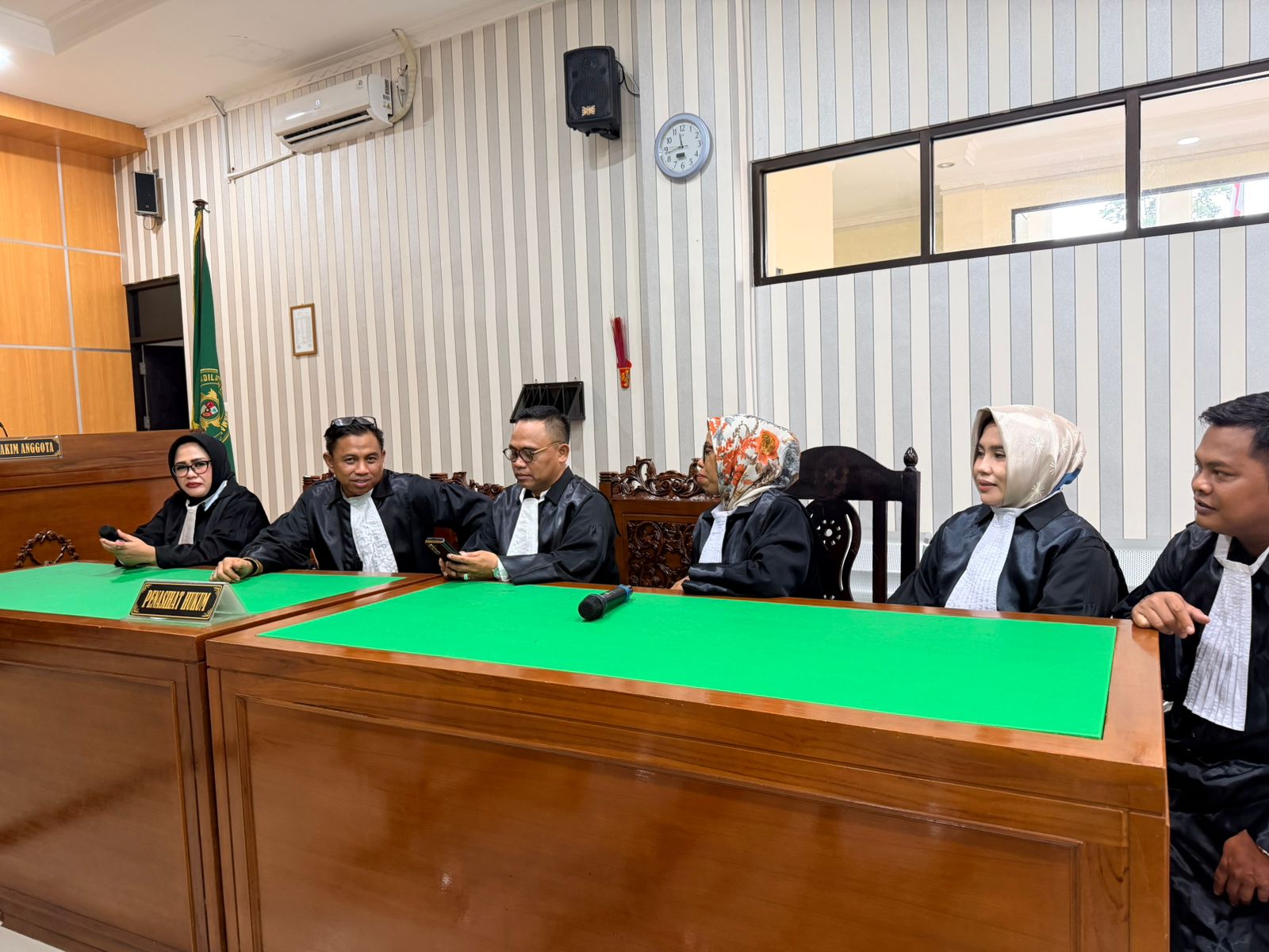 Tim penasihat hukum dalam kegiatan persidangan