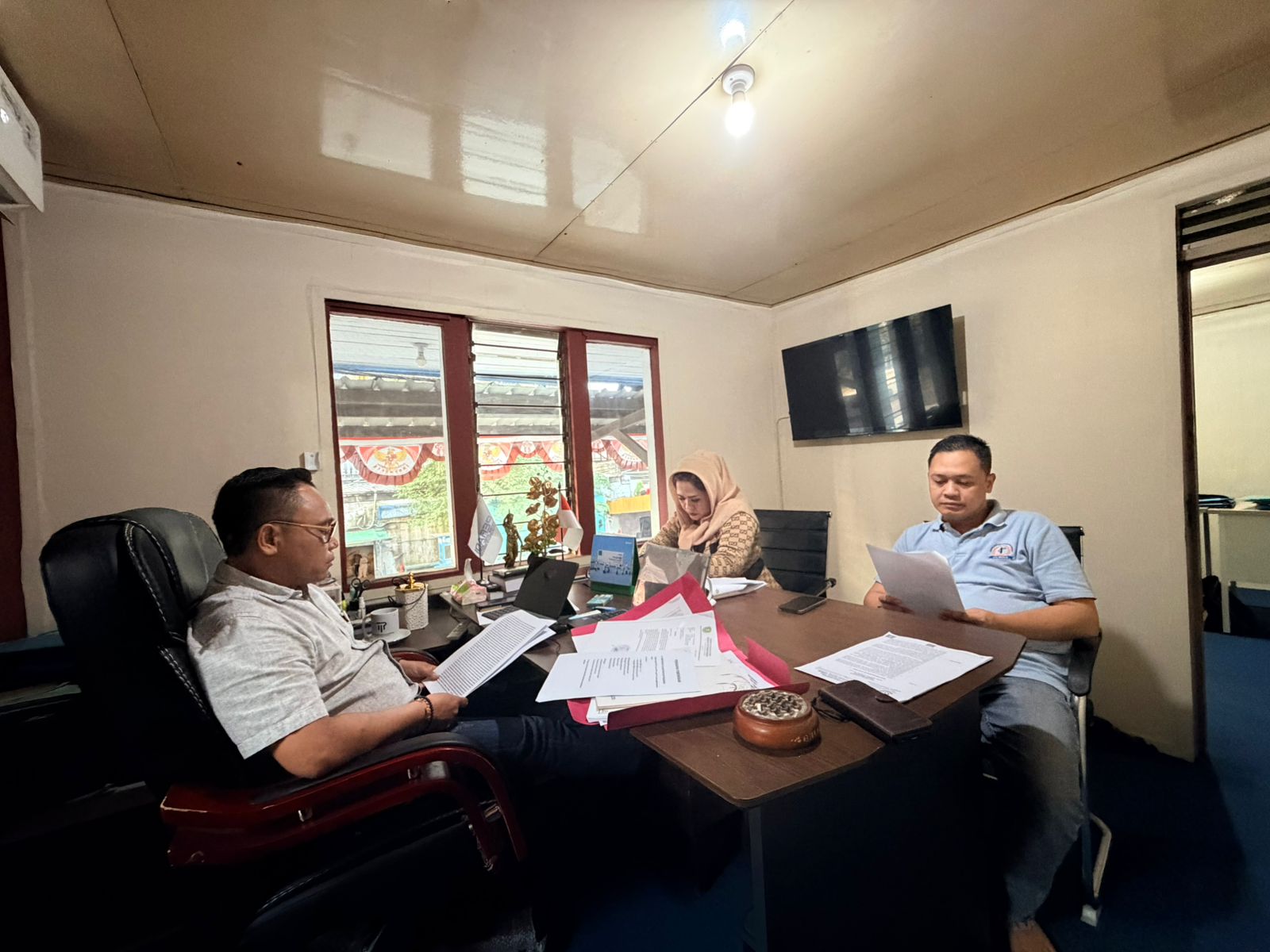 Review dokumen perkara di kantor